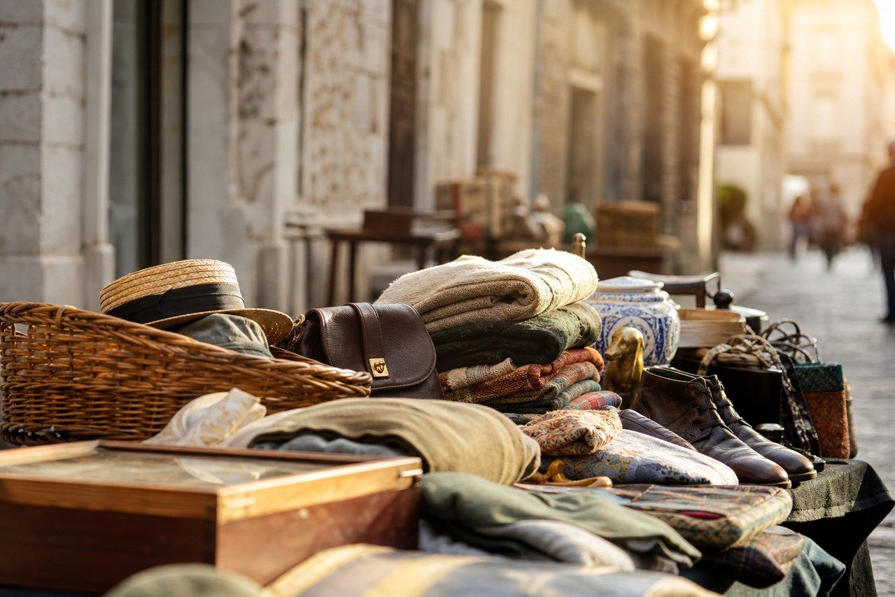 Friperies et brocantes à Orléans, vêtements vintage et objets de seconde main